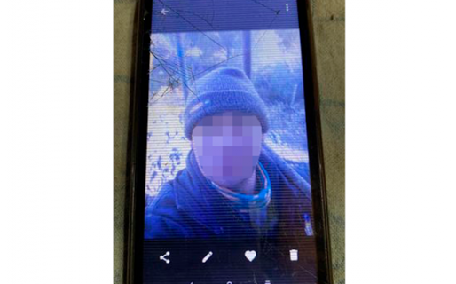 Entró a robar a un restaurante y lo descubrieron porque se olvidó el celular y unas medias “muy sucias”