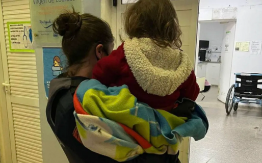 Salió a bailar y encerró a su hija de dos años en su casa: la policía tuvo que rescatarla