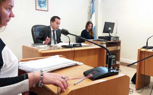 Estará detenida en su casa la mujer que robó a menores a mano armada