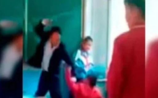 Qué dijo el docente que golpeó a un alumno por hacerle bullying a un compañero