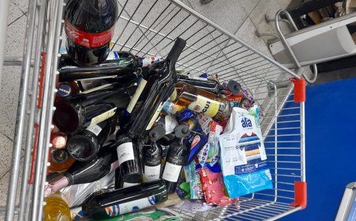 Cargó medio supermercado en un changuito y se iba sin pagar