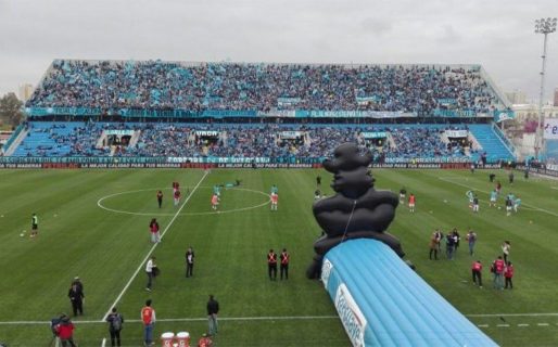 Día del padre: Afuera del estadio por deuda alimentaria