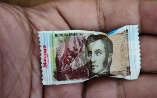 Convirtieron al billete de 5 pesos en un caramelo para dar de vuelto