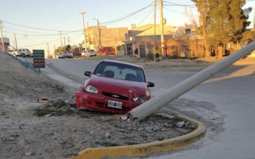 Chocó contra un poste de alumbrado en plena madrugada