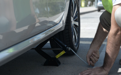Un ladrón quiso robar una rueda de auto con el dueño adentro: “¿La podés sacar o está dura?”