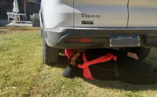 Elisa Carrió reeditó su meme más famoso: posteó una foto acostada debajo de un auto