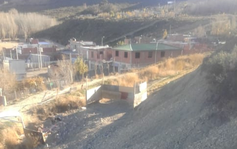 Trabajan a cambio de materiales para terminar su casa y no vivir en la calle con su hijo de un año