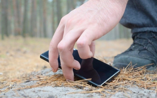 Una señora perdió su celular en las 1008 y ruega que se lo devuelvan