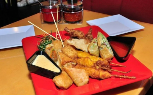 Pidió comida china, le dio un mordisco y encontró una cucaracha adentro