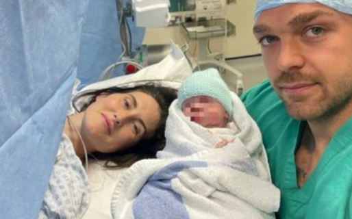 Un médico rompió en llanto en medio de una cesárea porque le descubrió un cáncer terminal a la madre