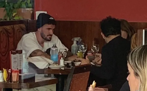 De Paul salió a almorzar con amigos y una decena de jóvenes lo esperaron afuera para pedirle una foto