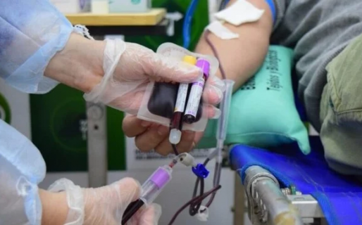Prohíben donar sangre a un jubilado por no contestar si estaba o no embarazado