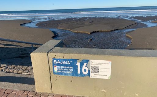 Aseguran que en Rada Tilly volvieron a volcar los efluentes de la Laguna en la playa