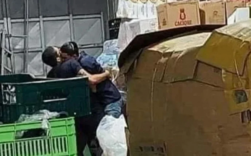 Le llevó el almuerzo a su marido al trabajo, lo encontró in fraganti con un compañero y no aguantó el secreto