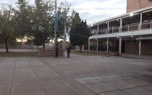 Una maestra le regaló zapatillas a un alumno y él se las dio a su mamá: “Ella las necesita más”