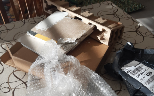 Compró una notebook y le mandaron un pedazo de durlock