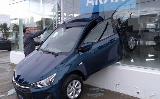 Insólito: Un auto 0 Km de una concesionaria terminó estrellado contra la vidriera