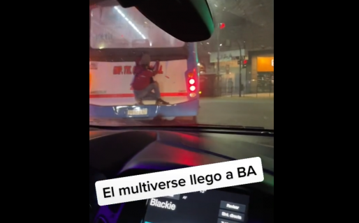 El multiverso Argentino: se colgó a lo Spider-Man del colectivo para no pagar