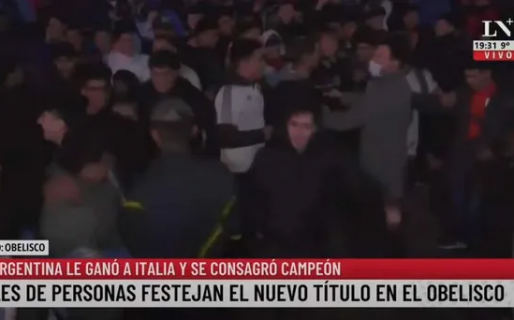 Le «chorearon» el celular a un periodista en pleno festejo en el Obelisco por La Finalissima