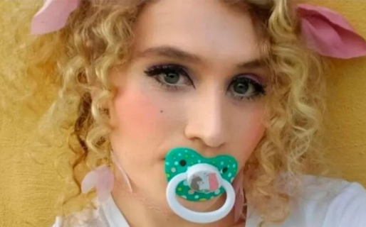 Tiene 28 años, se siente bebé, usa chupete y se duerme con cuentos de hadas