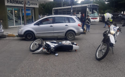 Estaba mal estacionado en el centro y cuando salía chocó a un agente de Tránsito