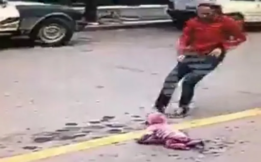 Una bebé fue rescatada de milagro cuando iba gateando sola hacia la calle