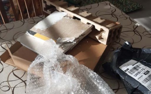 Compró una notebook y le llegó un trozo de pared