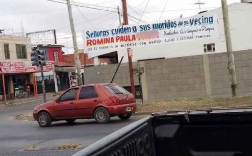 «Señoras, cuiden a sus maridos…», el polémico pasacalles denunciando a una mujer por «por destruir familias»