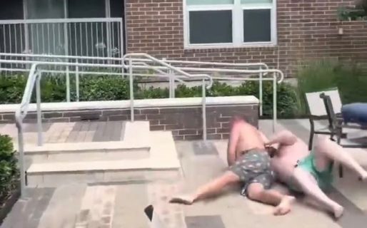 A las piñas en vacaciones: La torpe pelea de dos hombres en traje de baño que es furor en redes