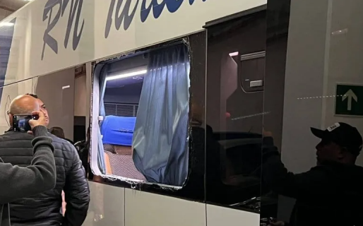 Comenzó la violencia antes que el partido: atacaron a piedrazos al micro de Boca