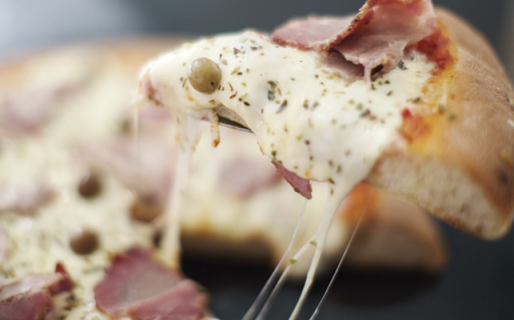 Llegaron en una camioneta imaginaria a un autoservicio y pidieron pizzas como si nada