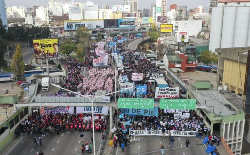Gobernadores y La Cámpora quieren sacarles a los piqueteros la administración de los planes sociales