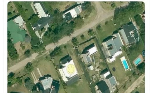 Pintó el techo de su casa para darles la bienvenida a los turistas con una sonrisa y se hizo viral