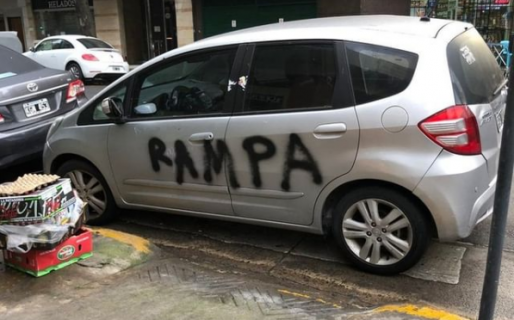 La insólita justificación de la mujer que dejó su auto estacionado en una rampa: “No había lugar”