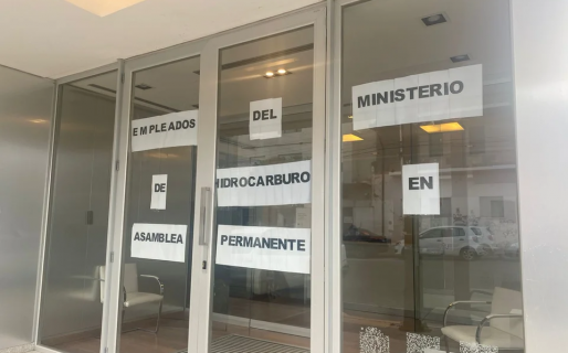 Paro en el Ministerio de Hidrocarburos: “Estamos reclamando percibir el pago de un fondo estímulo”