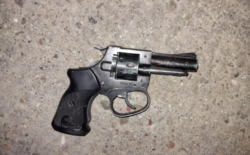 Le apuntó con una pistola a un hombre, disparó y no salió la bala: lo ‘molieron’ a golpes y lo entregaron a la policía