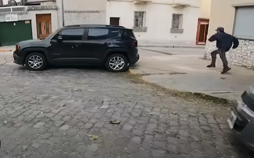 Persiguió con su moto a un ladrón, recuperó el celular robado, y se lo devolvió a la dueña arriba de un colectivo