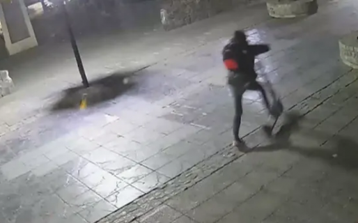 Forzó la reja de un local, robó y se fue como si nada en un monopatín