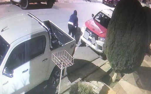 Así roban a la madrugada en el barrio Roca