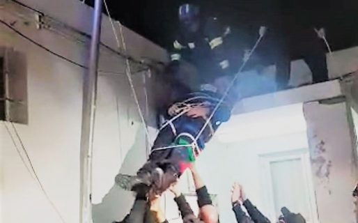 Un policía cayó a un entretecho de una comisaría y lo bajaron de una forma muy particular