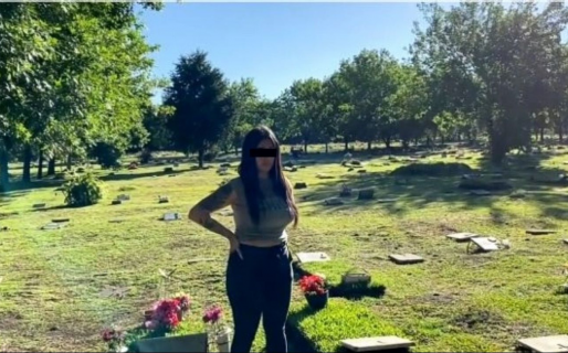 Se filmó teniendo sexo en un cementerio, vendió el video y la denunciaron