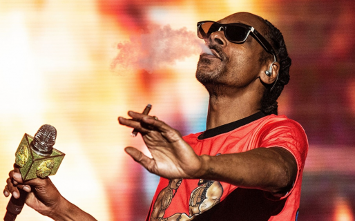 Por la inflación, Snoop Dogg le actualizó el sueldo al empleado que le arma los cigarrillos de marihuana