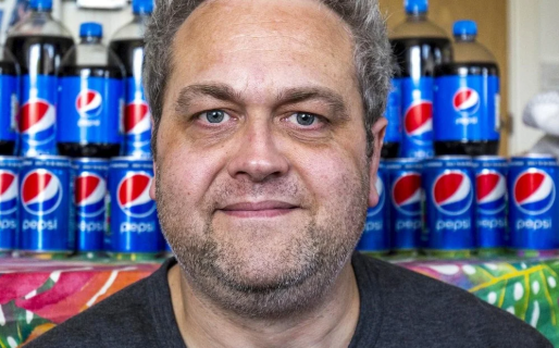 Tomó 30 latas de Pepsi por día durante 20 años: la extraña manera en que curó su adicción