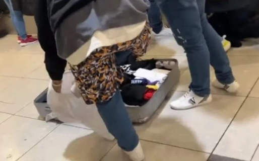 Le quisieron cobrar exceso de equipaje, abrió la valija y lo resolvió de la forma más simple