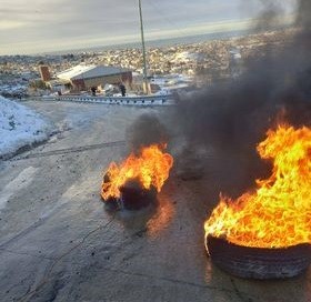 Vecinos de Zona de Quintas quemaron cubiertas para poder salir del barrio