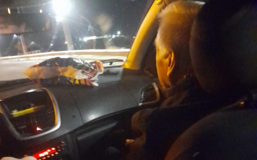 Comodoro: Encontró a un abuelo deambulando en la noche y lo acercó hasta su casa