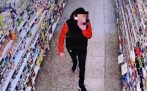 Escracharon a un ladrón en un supermercado chino: piden que devuelva las dos botellas de whisky que se robó