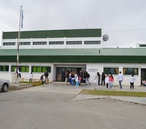 Una madre se cansó de esperar respuestas y decidió irse a acampar al Colegio Rural de Gobernador Gregores