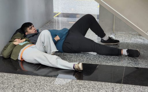 Malestar de pasajeros que duermen en el piso en el Aeropuerto de Comodoro