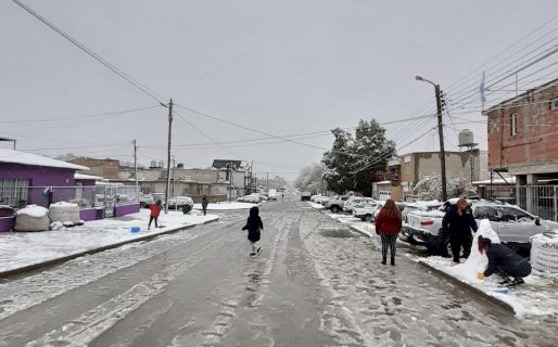 Por la nevada suspenden la circulación de colectivos en algunos barrios